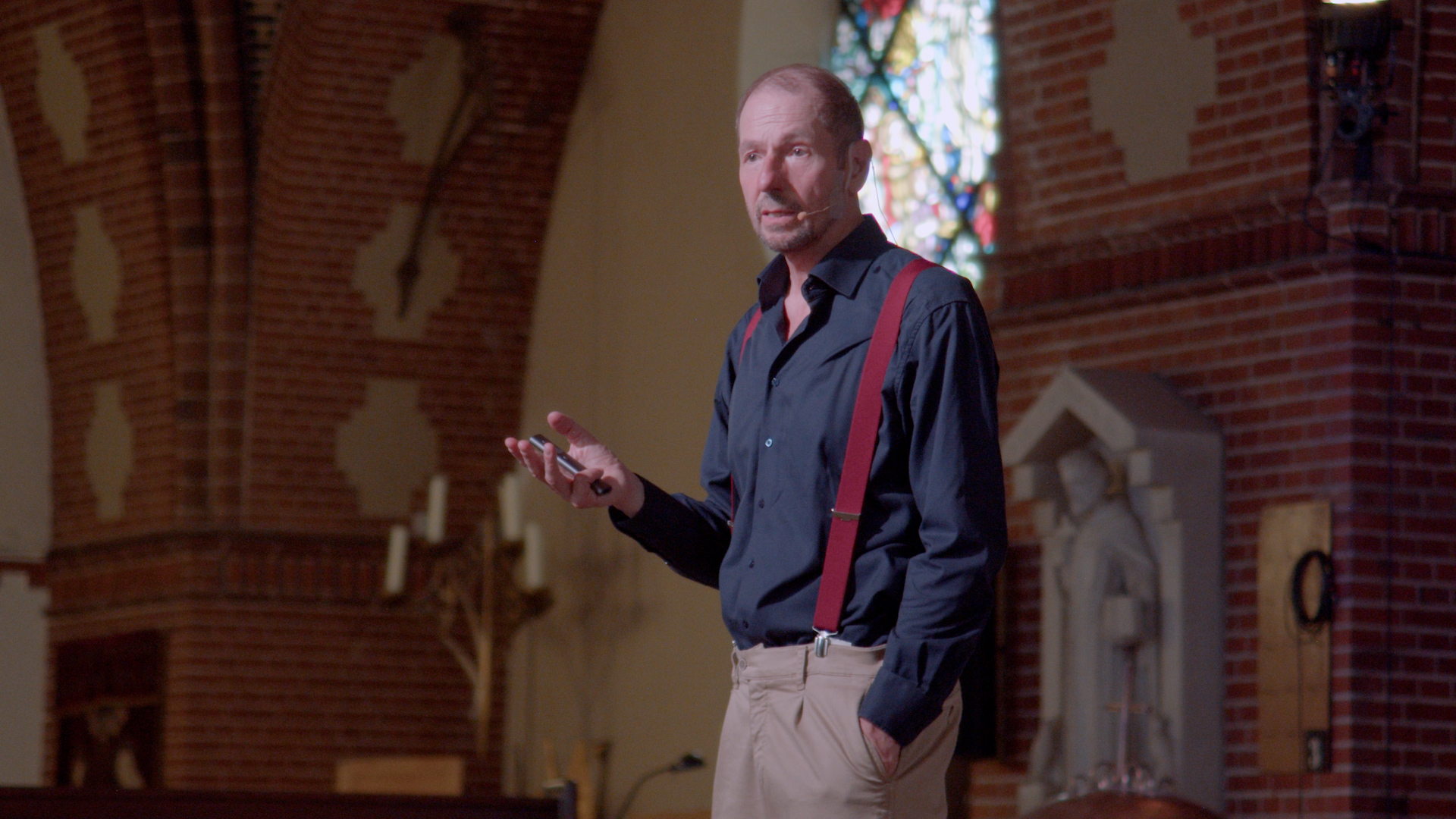 Roek Lips spreekt in de kerkzaal van het Stadsklooster