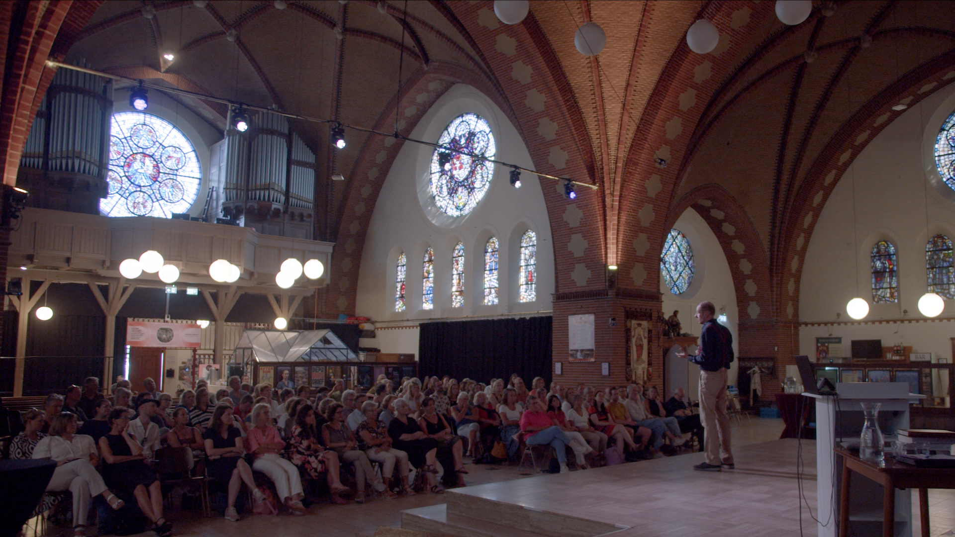De volle kerkzaal van het Stadsklooster tijdens de voorstelling