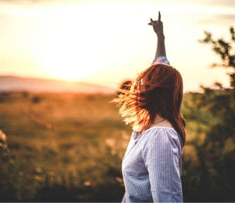 Vrouw wijst naar horizon