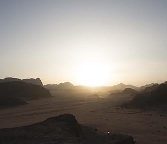 Zonsopgang in de woestijn tussen de bergen